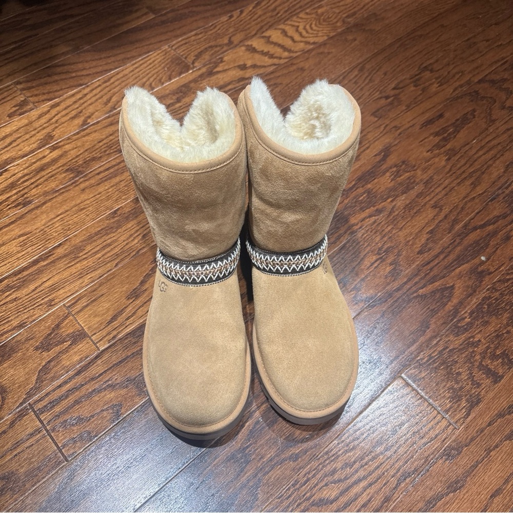 UGG Classic Tan Boots with Shearling Lining - Picture 4 of 8
